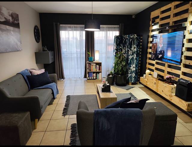 2 BEDROOM TOWNHOUSE FOR SALE IN SONNEVELD